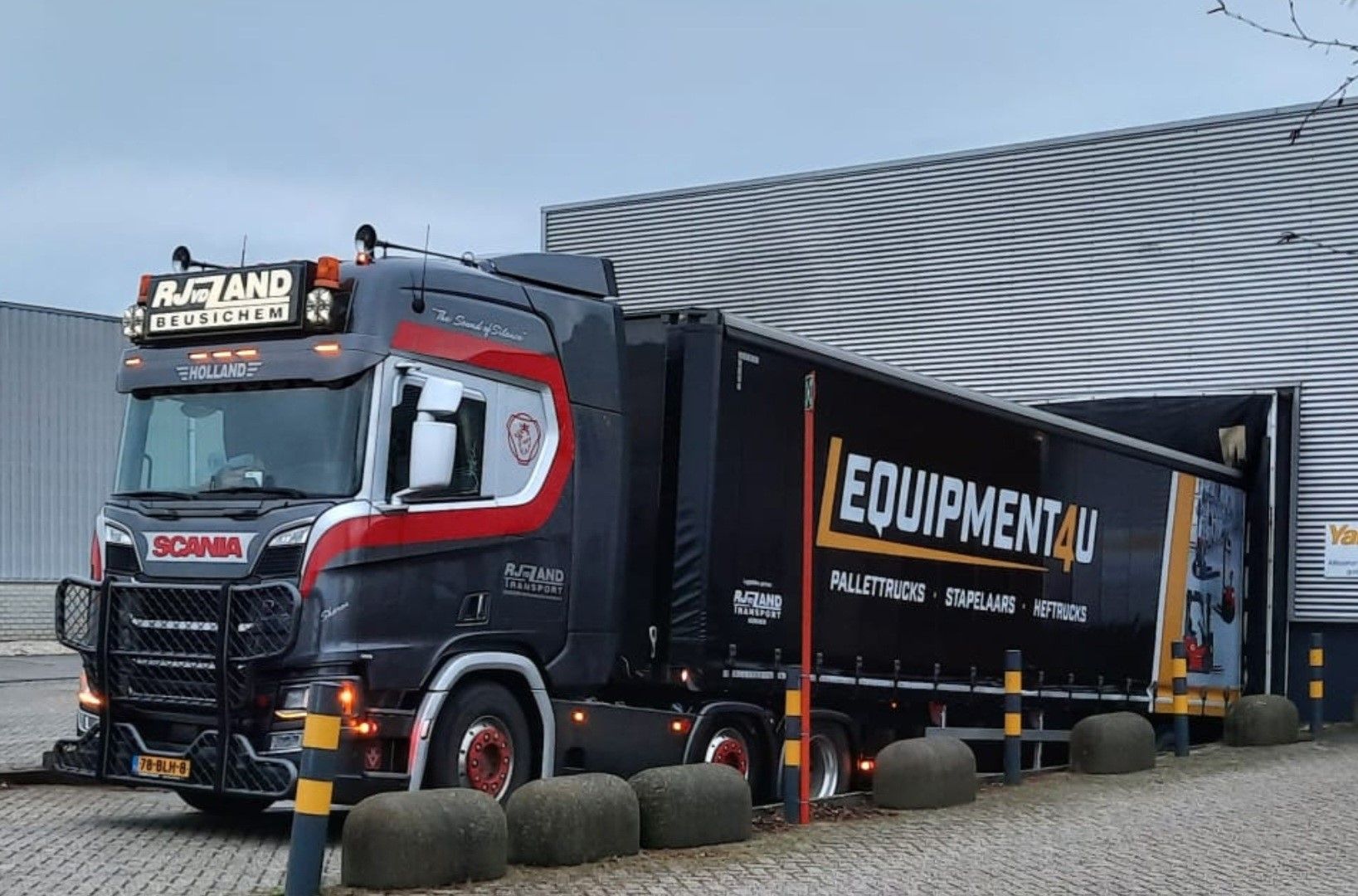 Truck die helpt bij storingen door onderdelen.